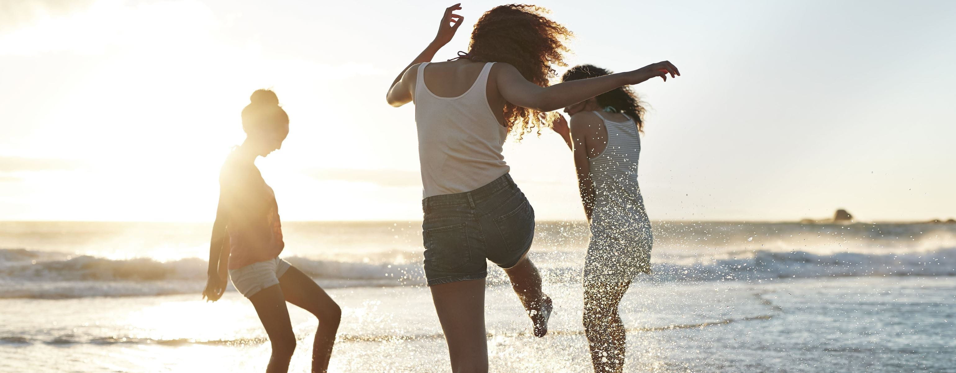 mulheres a brincar à beira mar