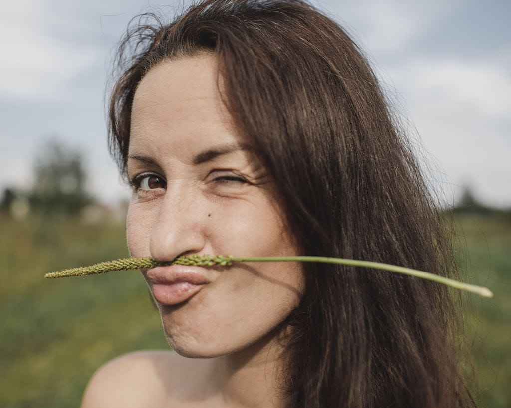 Žena koja koristi održivu kozmetiku.