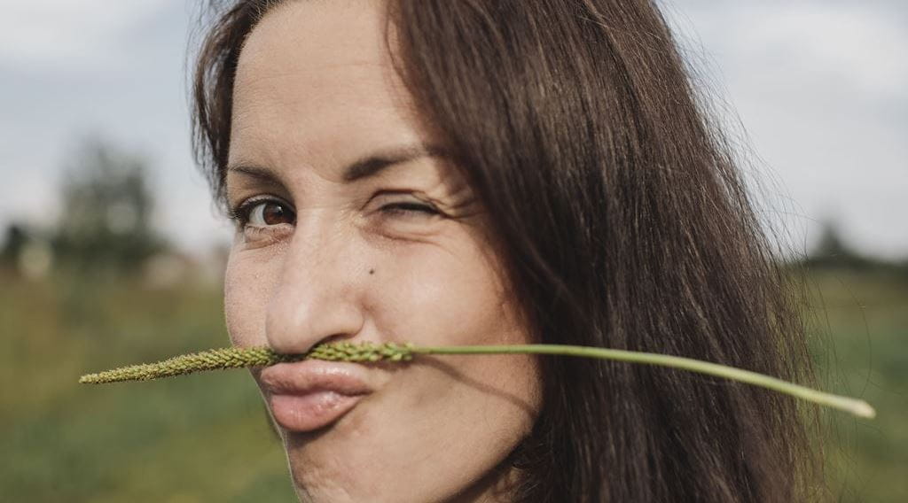 Žena koja koristi održivu kozmetiku.