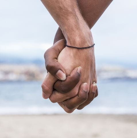 mãos dadas na praia