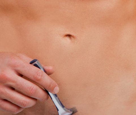 hombre afeitando pelvis con rasuradora