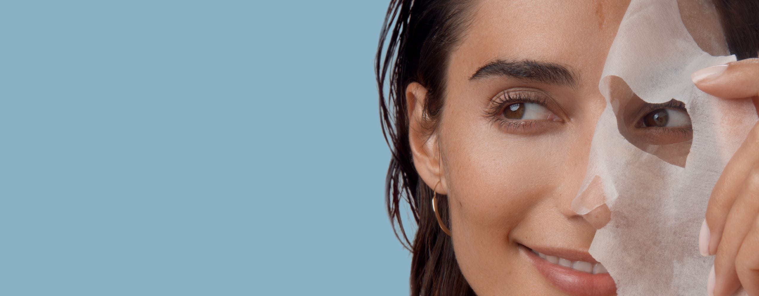 Mujer usando mascarilla y exfoliante