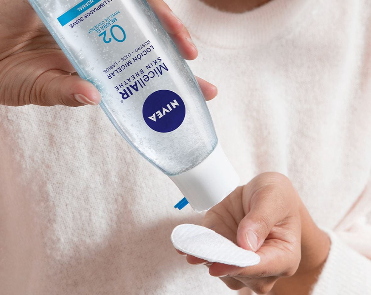 mujer utilizando agua micelar