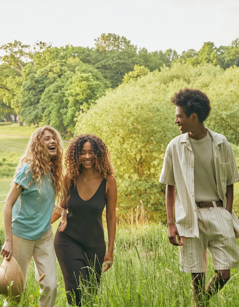 amigos disfrutando del sol