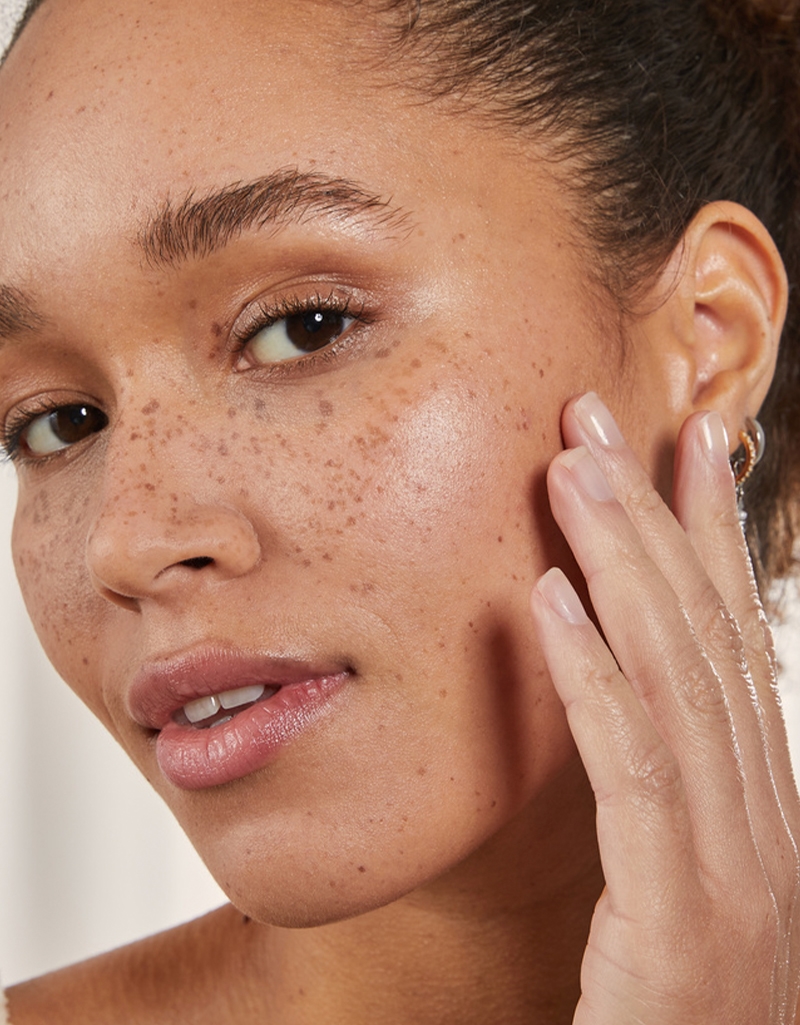 mujer luego de una rutina facial
