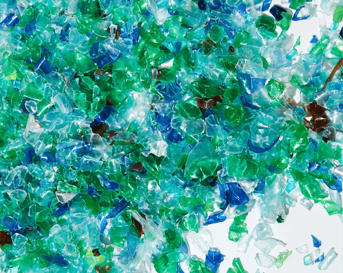 Plásticos triturados y reciclados