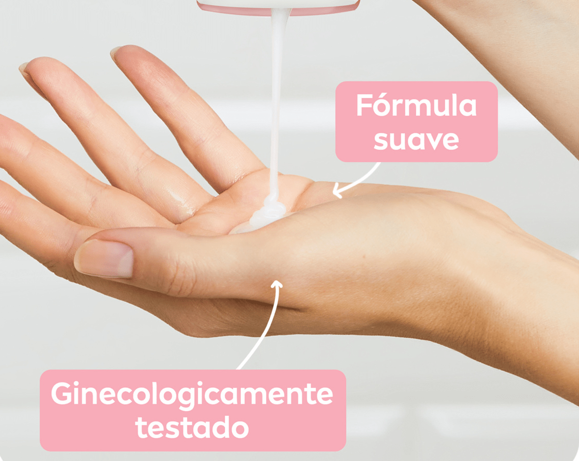  Persona testeando el jabon intimo nivea