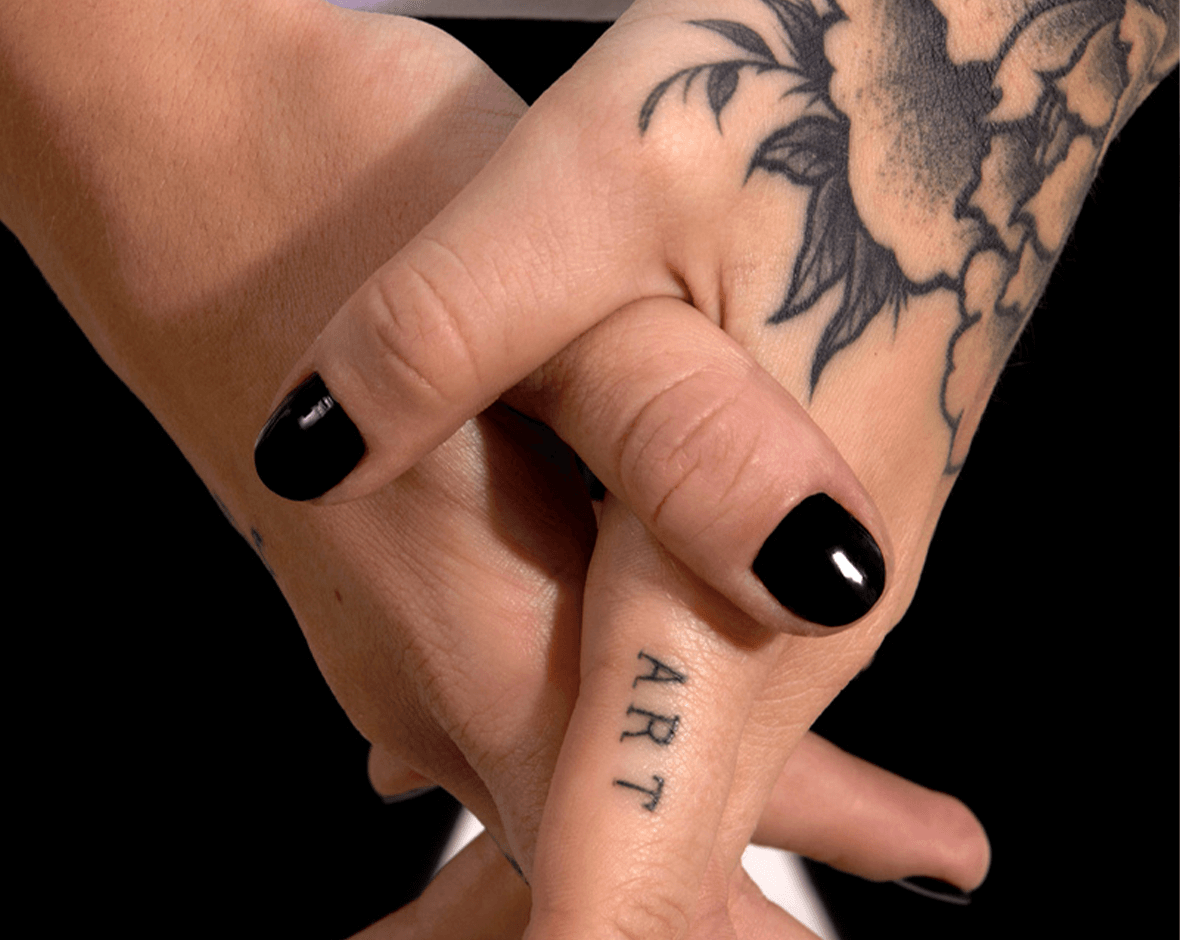 Manos tatuadas