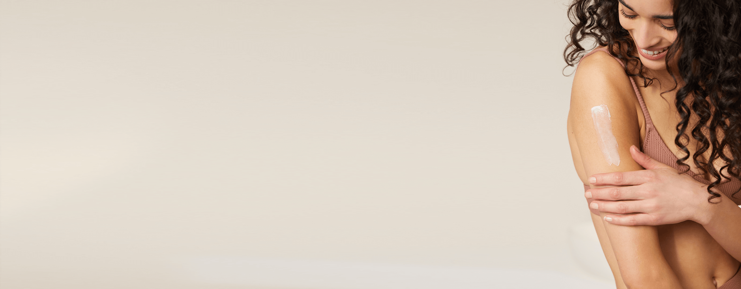 Personal aplicándose crema corporal