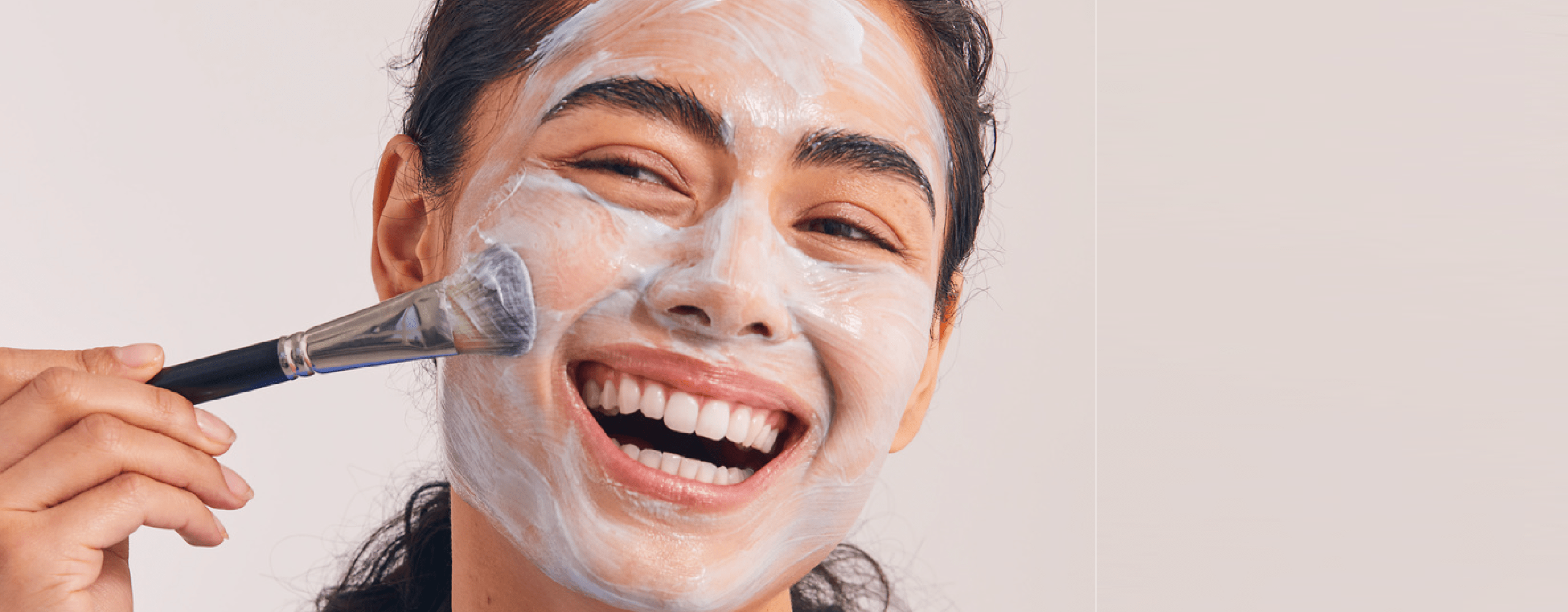 Persona poniéndose mascarilla hidratante facial con brocha horizontal