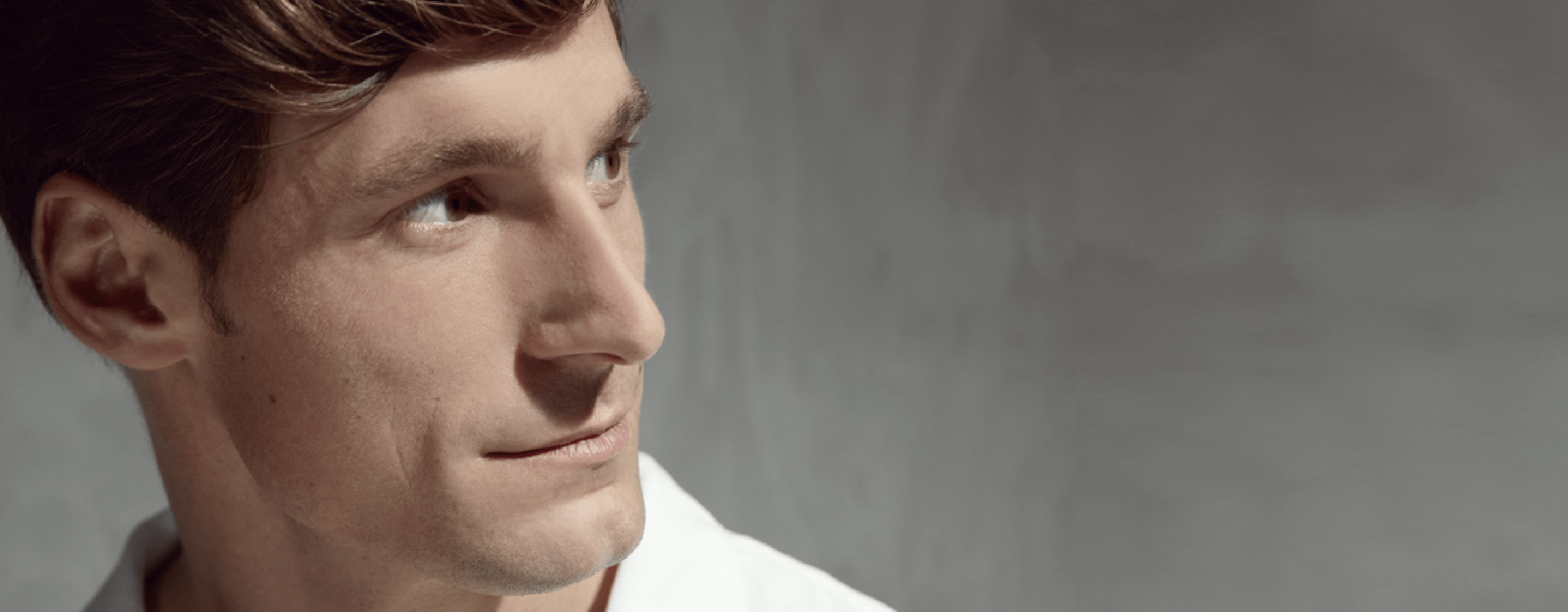 Persona mirando para el costado