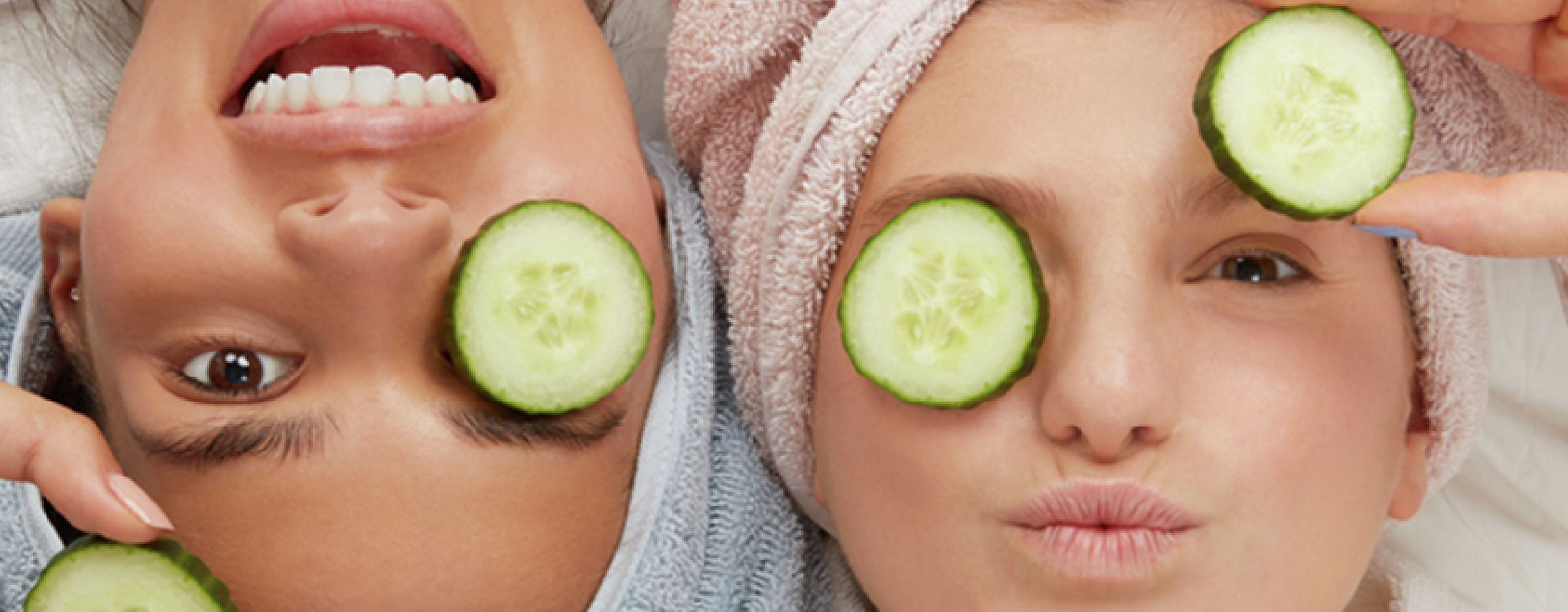 Persona con arcilla cosmética natural en el rostro