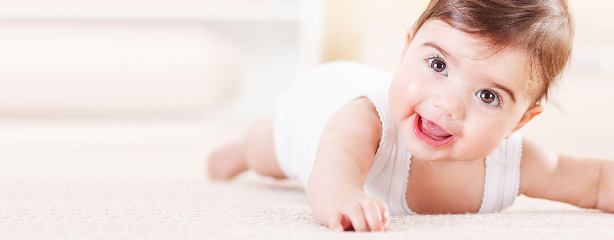 Wie Babys krabbeln lernen Header