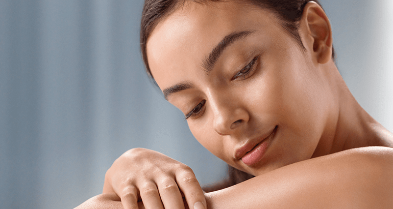 Frau hält eine Nivea Sun Spot Control Gesichtscreme