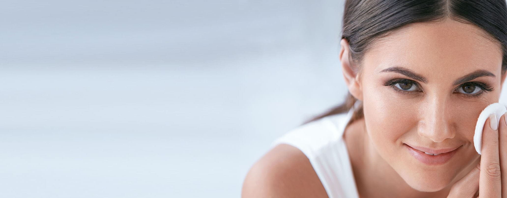 Eine Frau mit Wattepad