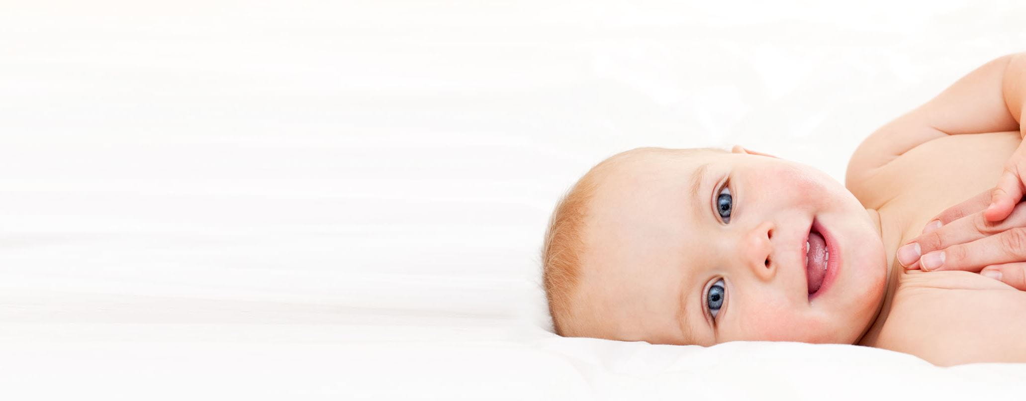 Ein liegendes, lachendes Baby