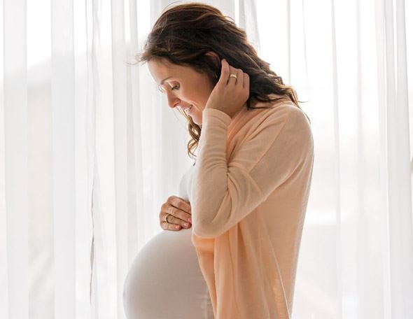 Eine schwangere Frau Zuhause