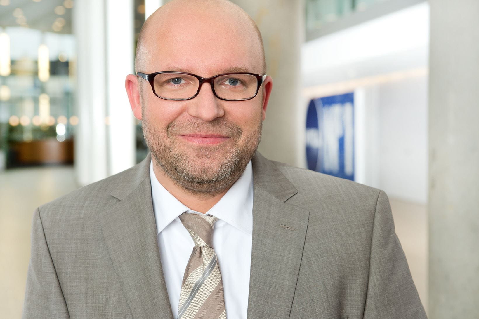 Dr. Nils Peters