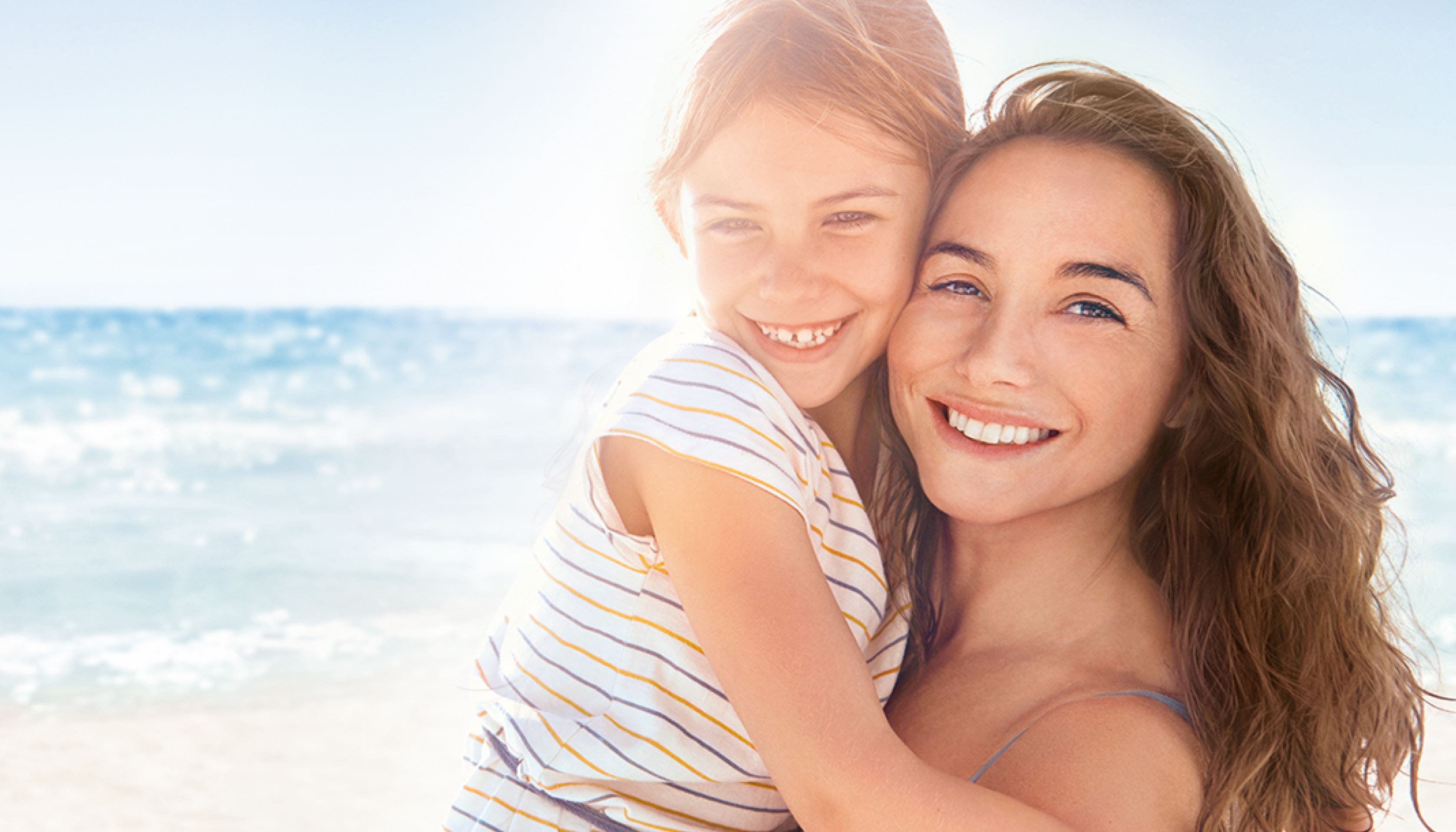 Tochter und Mutter in der Sonne