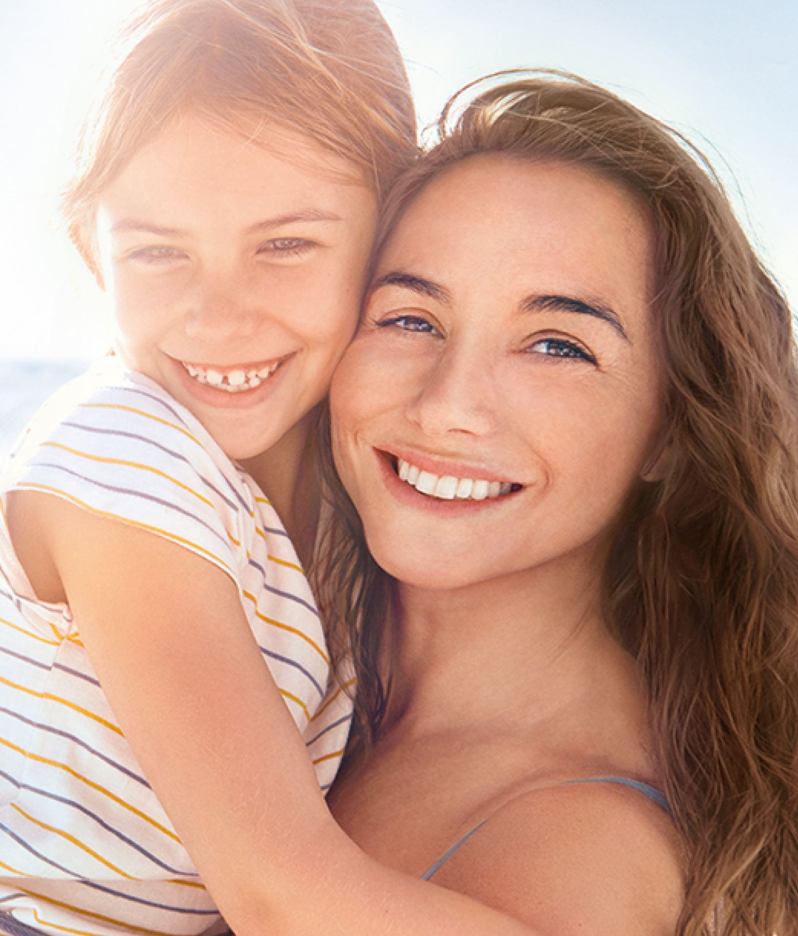 Tochter und Mutter in der Sonne