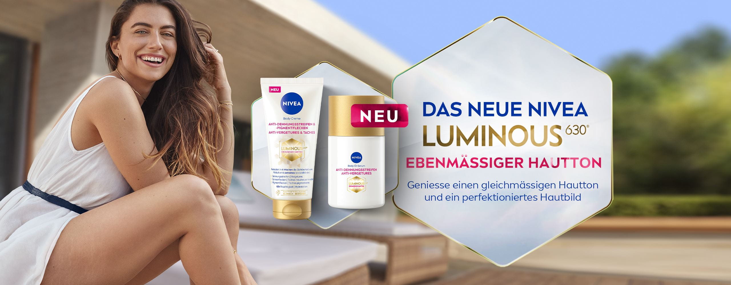 Fröhliche Frau in weißem kurzem Kleid sitzt auf Sonnenliege