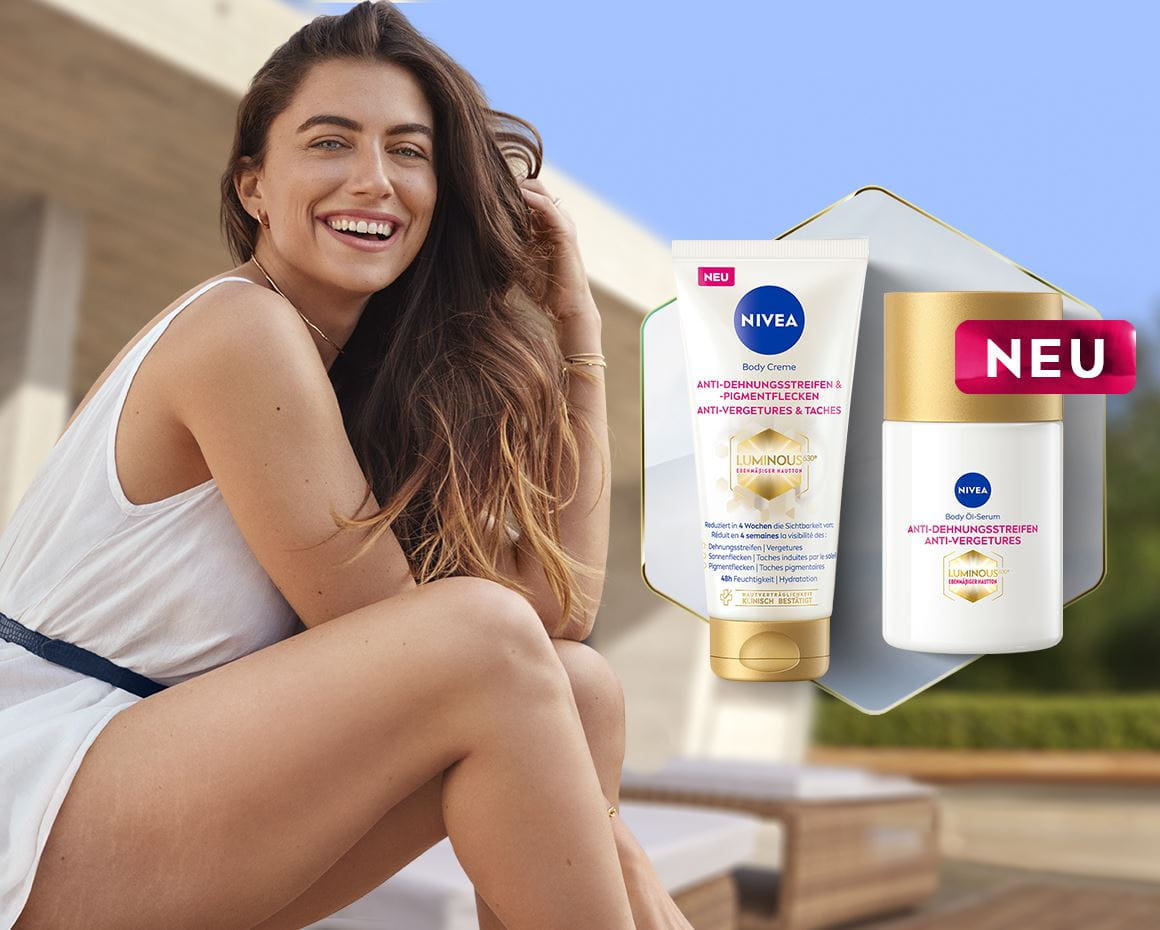 Fröhliche Frau in weißem kurzem Kleid sitzt auf Sonnenliege