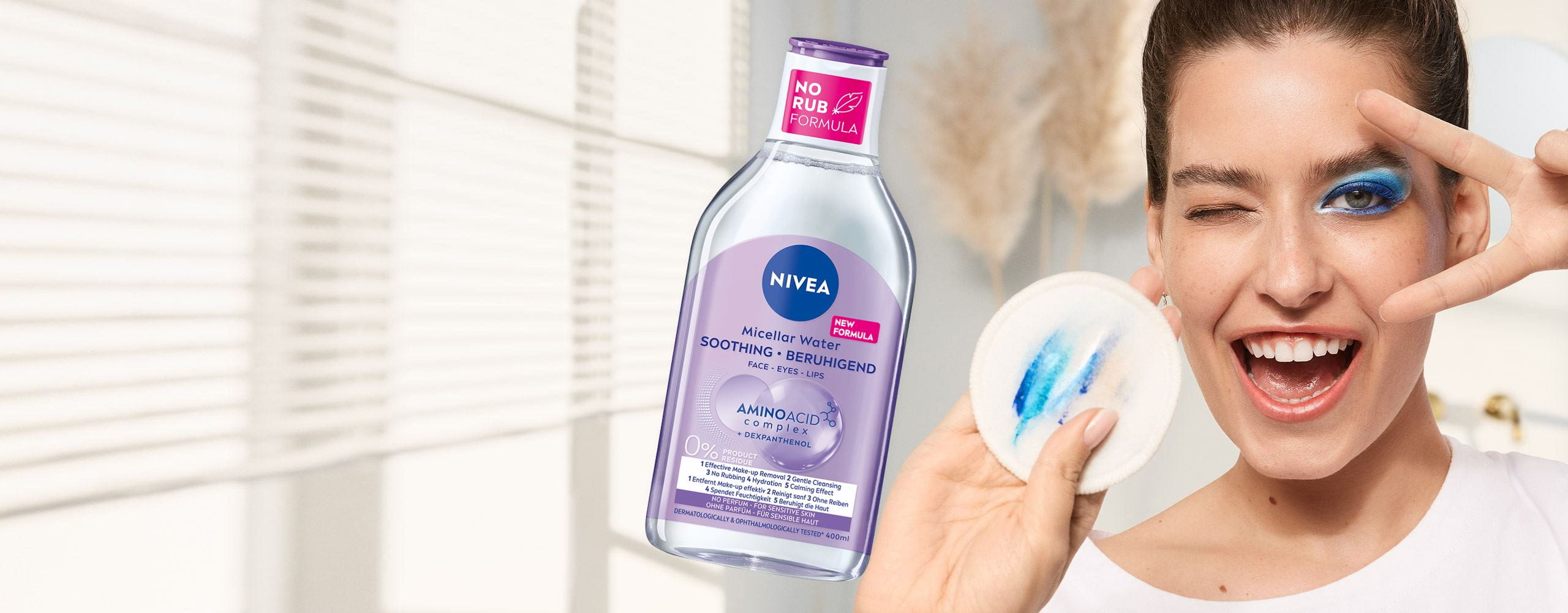 Frau mit Mizellenwasser