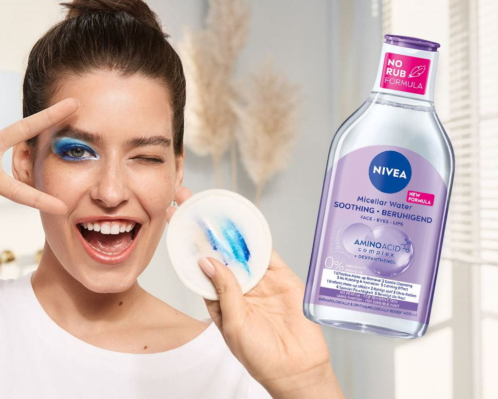 Frau mit Mizellenwasser