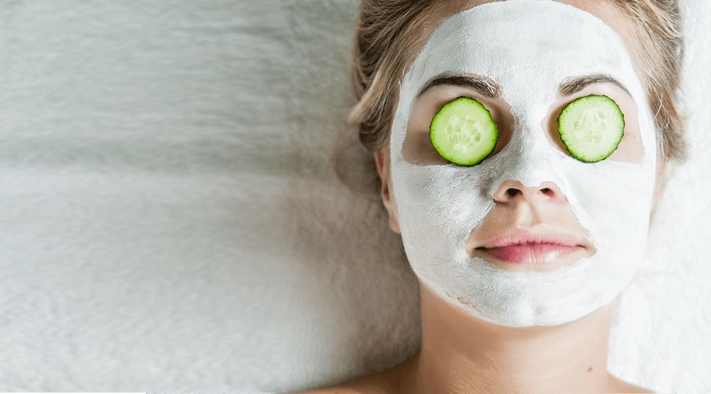 Femme avec masque et concombre