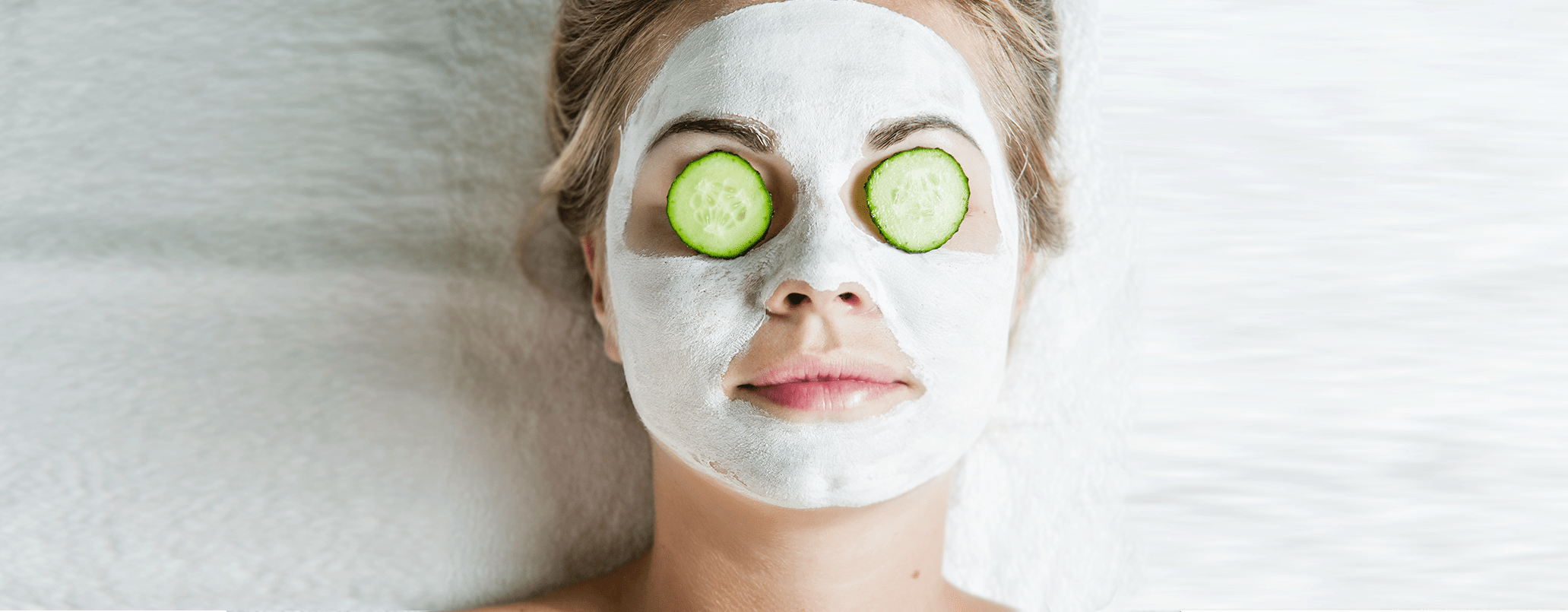Femme avec masque et concombre