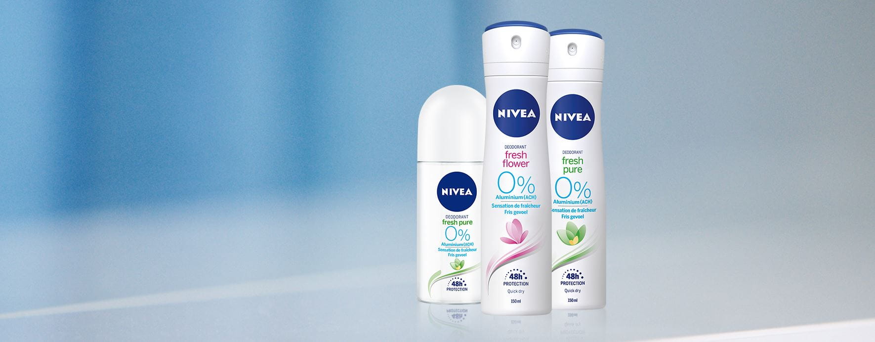 Deodorant fresh pure en flower met blauwe achtergrond