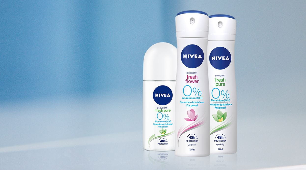 Deodorant fresh pure en flower met blauwe achtergrond