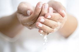 Des mains qui se lavent à l