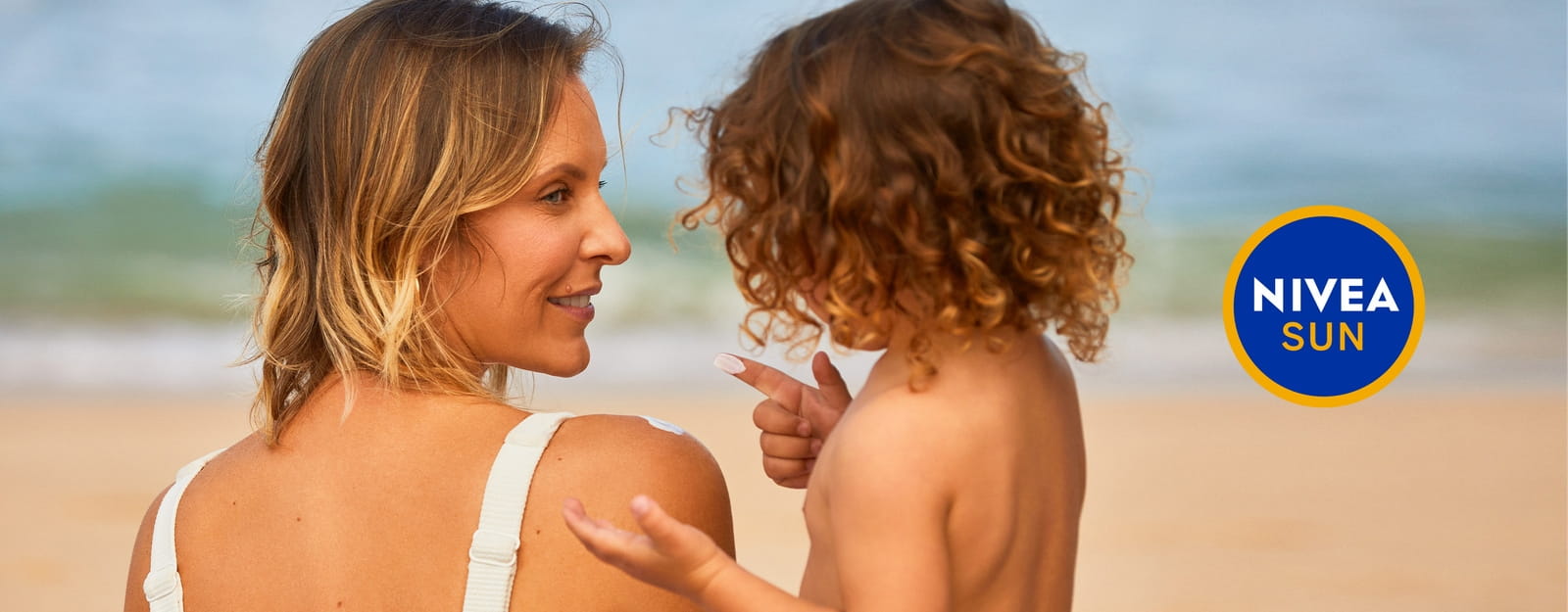Maman porte son fils blond 