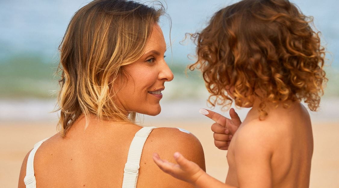 Maman porte son fils blond