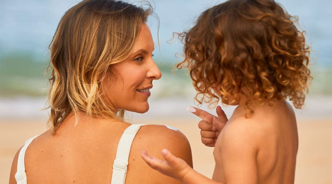 Blonde vrouw met blonde jongen in armen