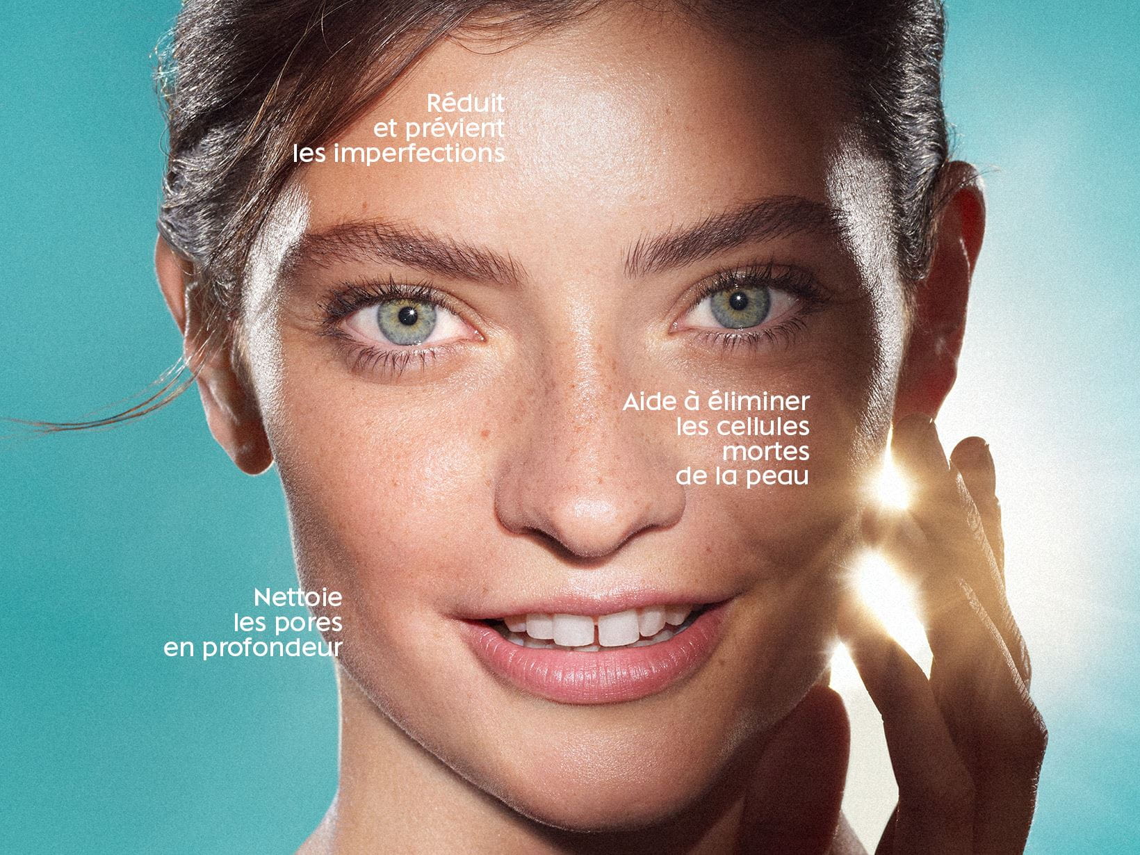 Gros plan d’un visage féminin à la peau claire, sans imperfection, illuminé devant un fond vert.