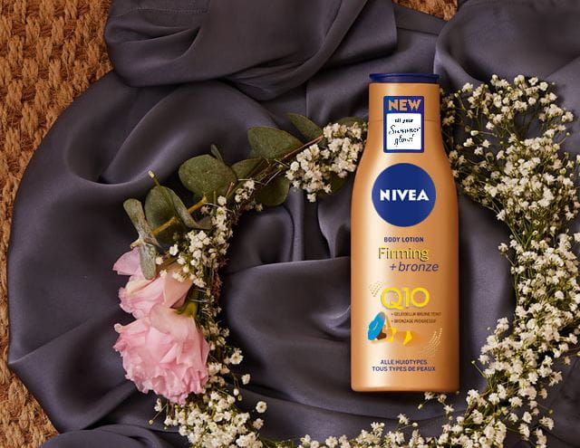 Q10 firming & bronze op koffee tafel