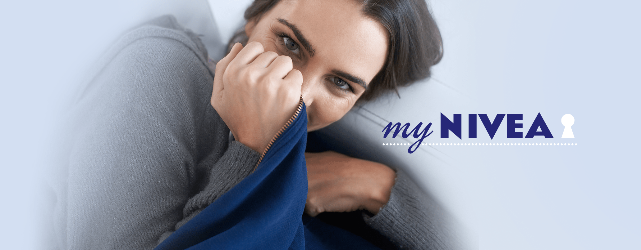 Femme qui se couvre la bouche