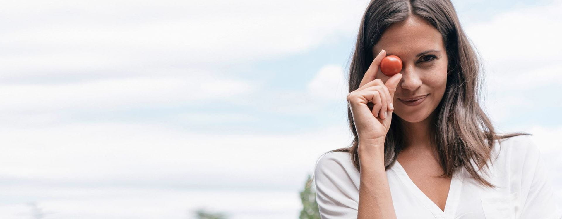 жена, нанасяща серум върху лицето си