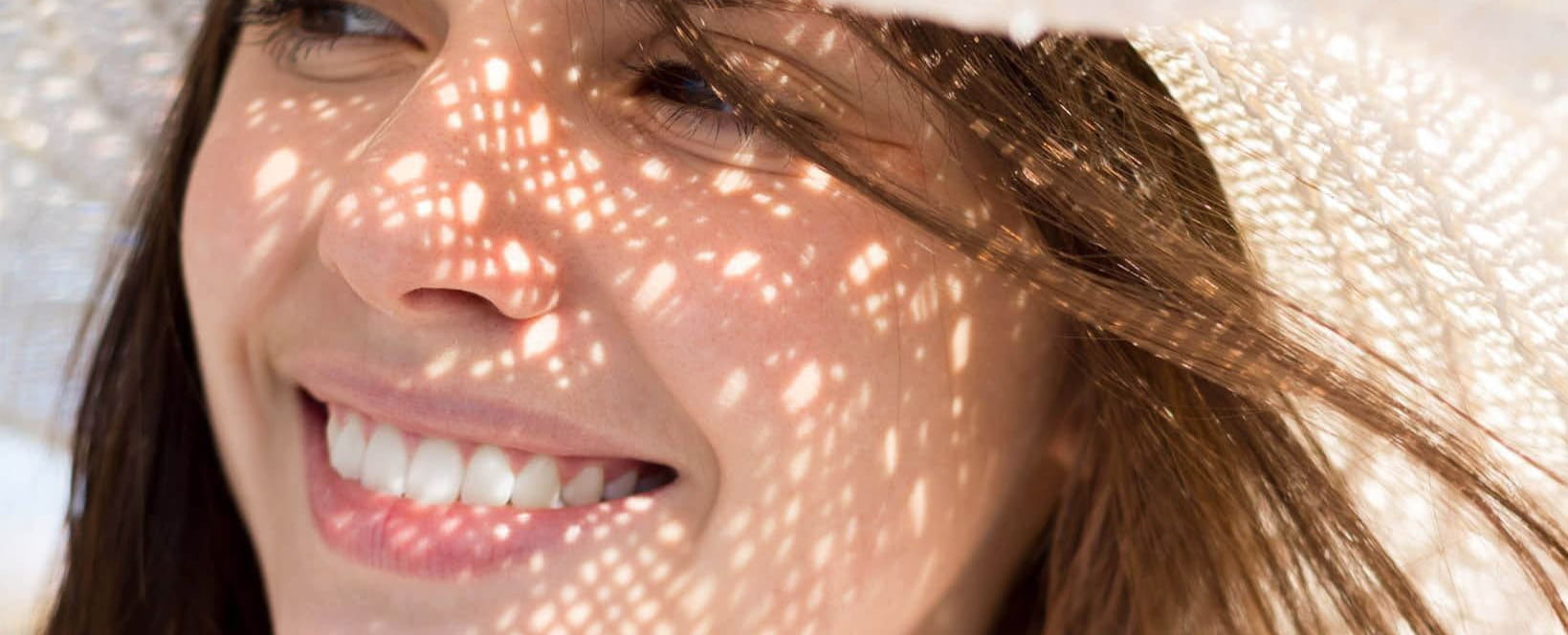 усмихната брюнетка жена