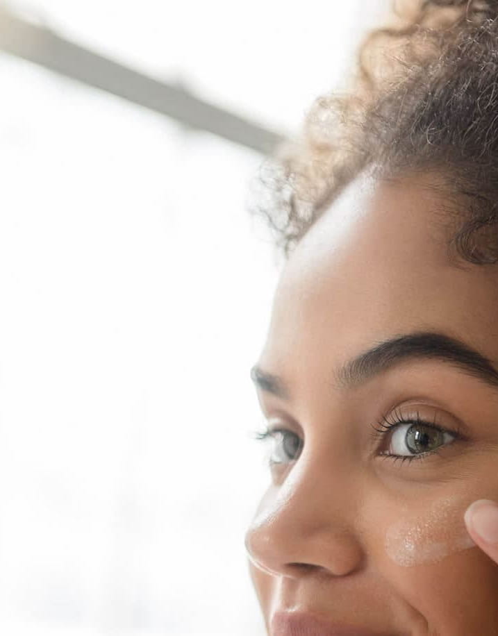 жена, проверяваща кожата си