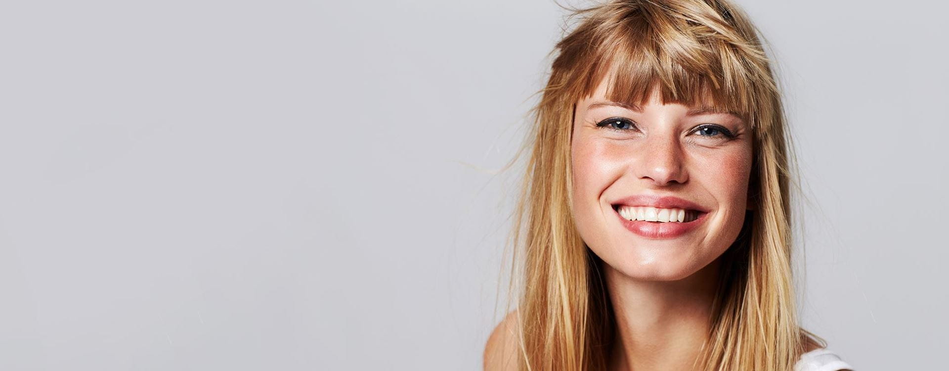 жена с бретон, прическа