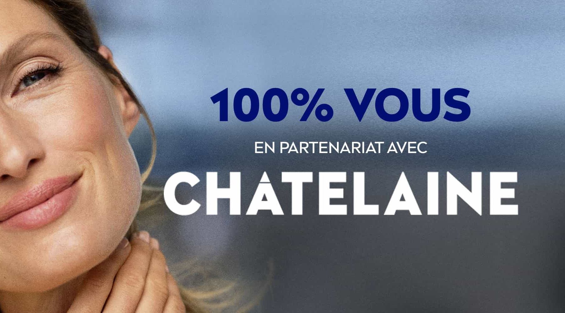 Mannequin féminin aux cheveux blonds et aux yeux bleus, le visage souriant, sur fond bleu.