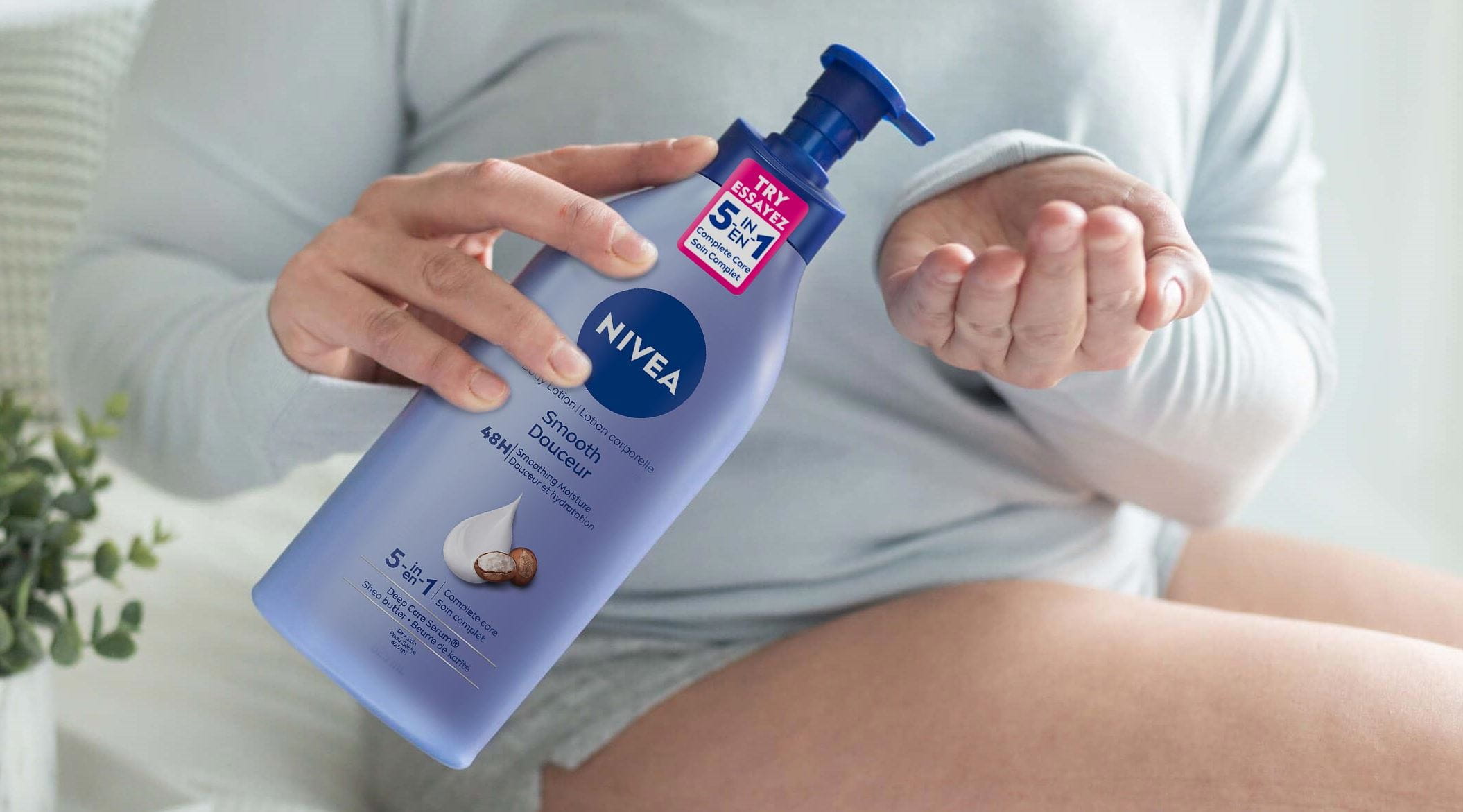 Femme utilisant la lotion Nivea