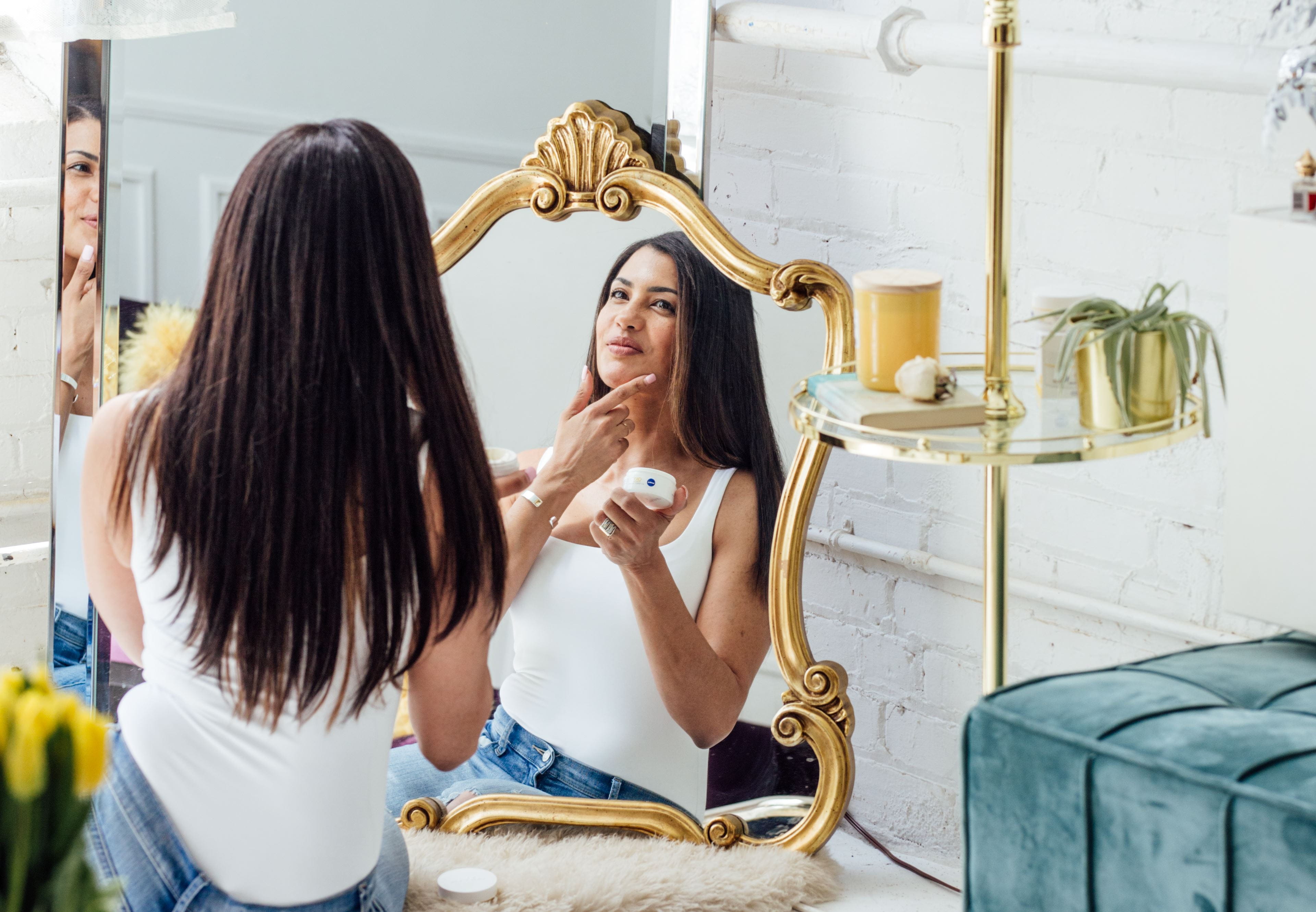 Femme appliquant de la creme