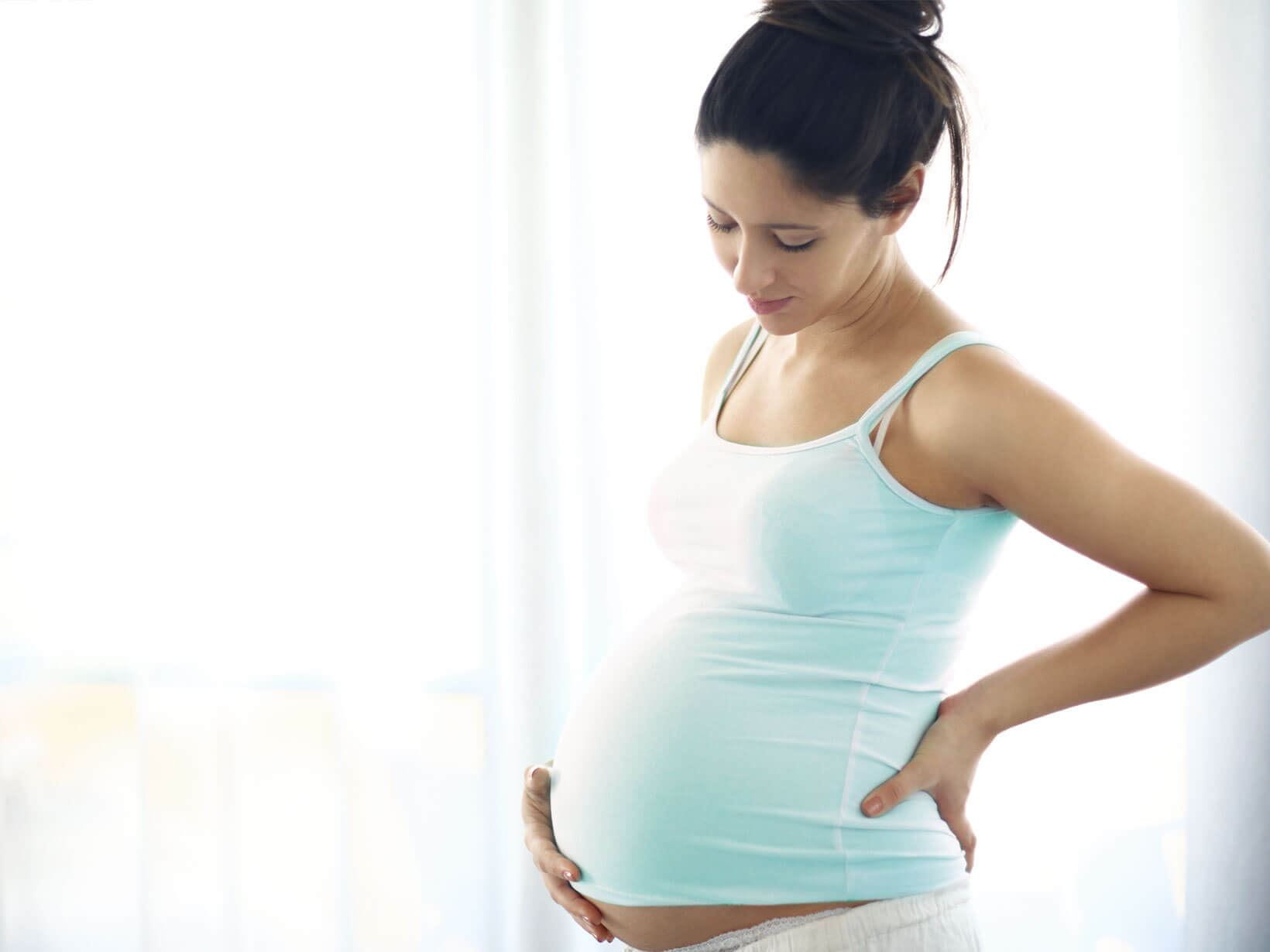 Femme enceinte ayant mal au dos