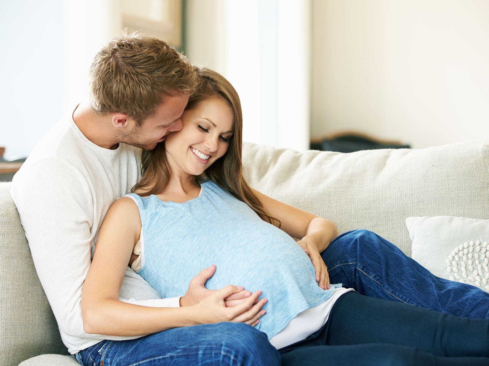 Jeune couple se réjouissant de l'arrivée de bébé