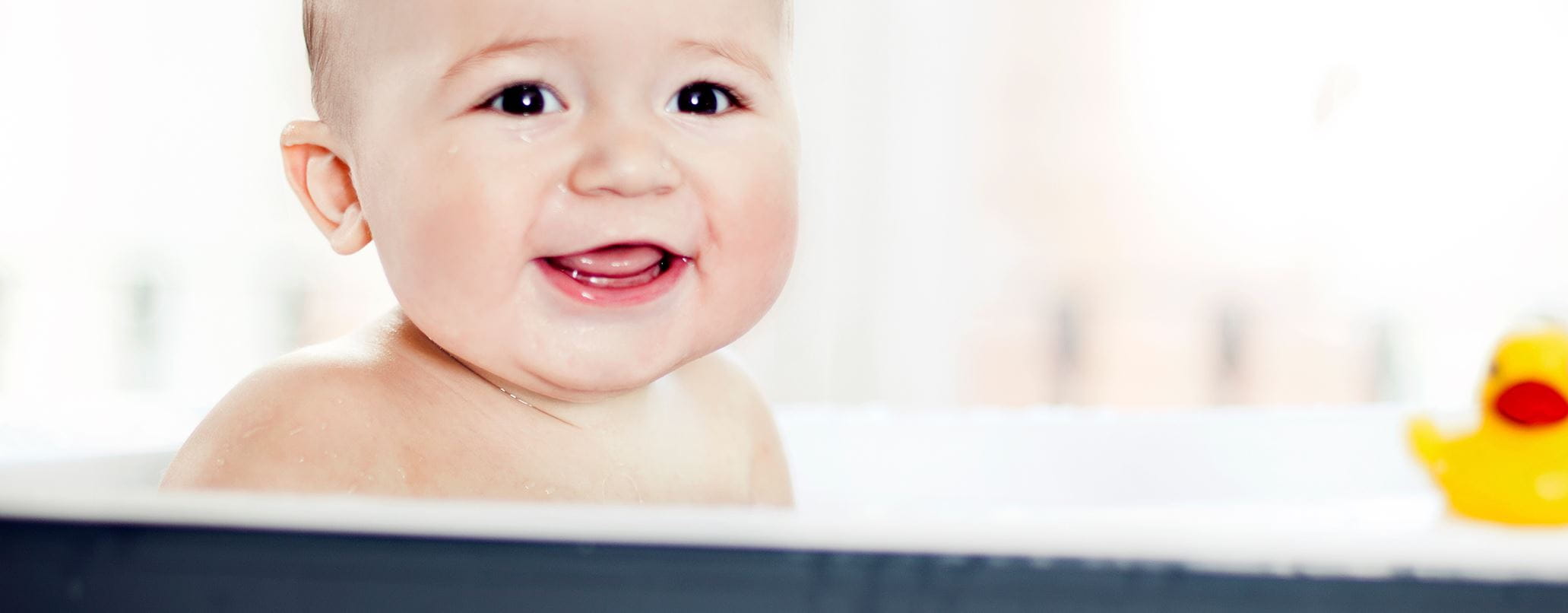 Bébé dans la baignoire