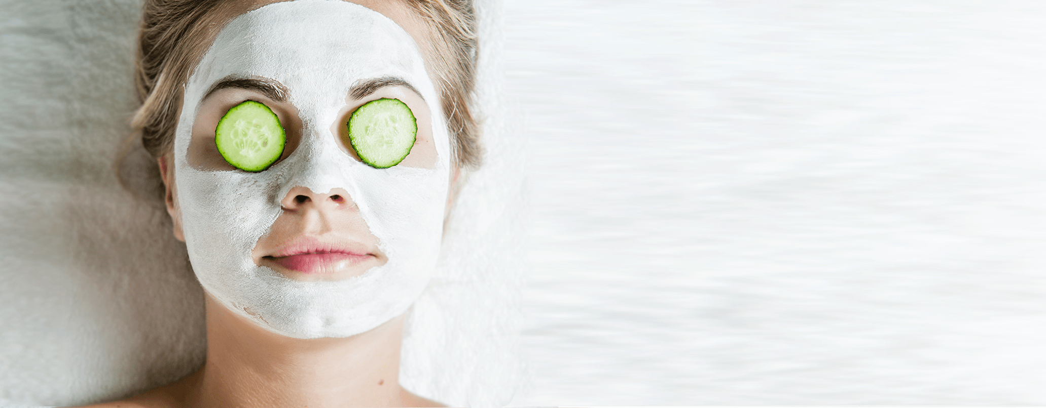 Eine Frau entspannt sich mit Gurken-Gesichtsmaske.